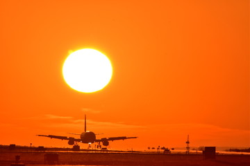Good luck　夕日を背景に着陸する航空機　　Aircraft landing on the sunset...