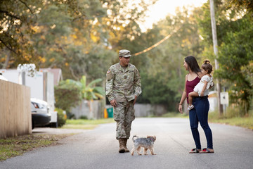 Obraz premium Soldier with his family and dog