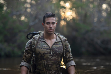 Obraz premium Portrait of a soldier in a river