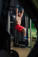 Strong man in the gym doing abs exercise