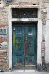 Fototapeta na wymiar Old Green door in Venice Italy