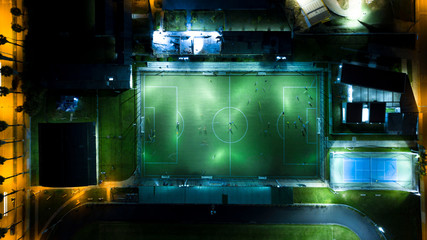 Fotografía aérea nocturna de una cancha de fútbol © Juan Fdo Ramírez