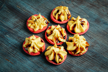 mini tarts with humus and pomegranate sauce