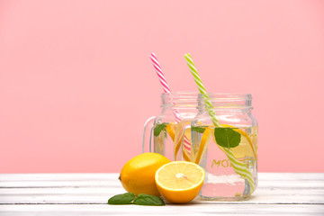 Woda z cytryną w pojemniku © piotrszczepanek