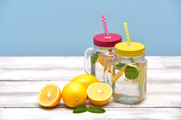 Woda z cytryną w pojemniku