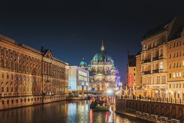 Obraz premium Berlin Cathedral Church at night