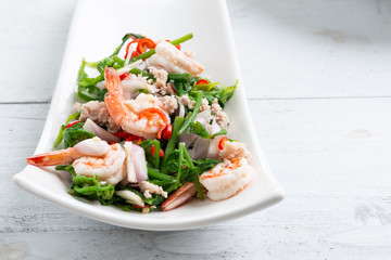 Hot and spicy vegetable paco fern salad with shrimp.