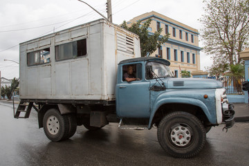 Obraz premium Oldtimer-LKW auf Kuba - Nutzfahrzeug in der Karibik
