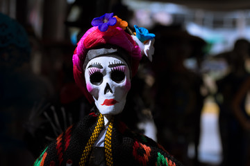 La catrina se ve muy seria.