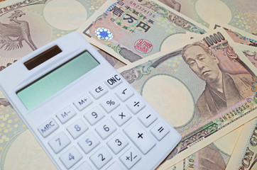 お金（一万円札）と電卓