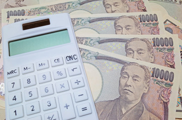 お金（一万円札）と電卓