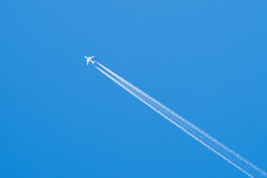 飛行機雲 の画像 40 172 件の Stock 写真 ベクターおよびビデオ Adobe Stock
