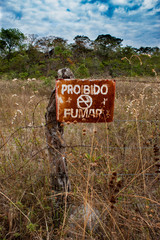 Sign in the countryside saying "no smoke"
