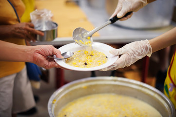 Sharing food with people in poor communities : The concept of feeding