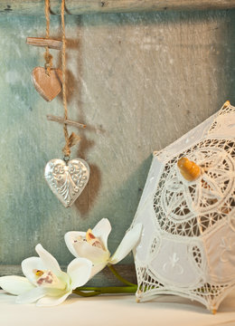 Dekoration mit Herz, Lilie und Schirm