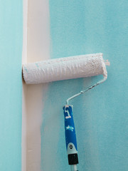 Obraz premium Person applying paint on wall