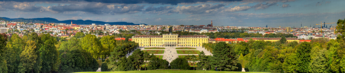 Fototapeta premium Widok Wiednia z pałacem Schönbrunn na pierwszym planie