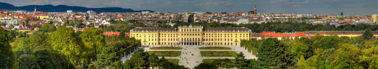 Übersicht über  Wien mit Schloss Schönbrunn im Vordergrund