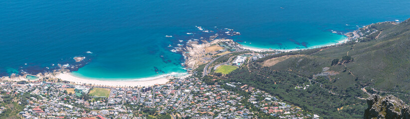 Panoramisch uitzicht op de stranden van Camps Bay en Clifton vanaf de top van de Tafelberg in Kaapstad