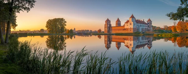 Foto auf Acrylglas Schloss Schloss Mir im Abendlicht. Weißrussland. Panorama