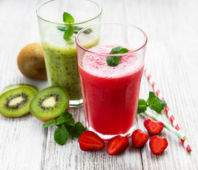 Kiwi and strawberry smoothies