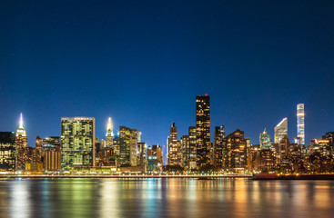 Fototapeta na wymiar ニューヨーク　イーストリバーとマンハッタンの摩天楼