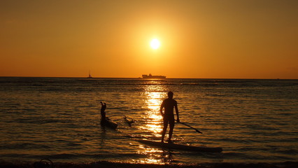 ハワイワイキキビーチの夕陽とカップル