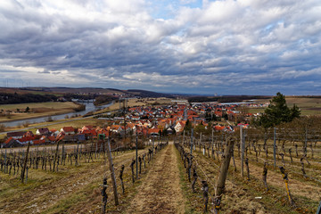 Fototapeta premium Landschaft und Weinberge bei Stammheim, Landkreis Schweinfurt, Unterfranken, Franken, Bayern, Deutschland