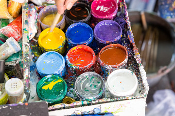pot de peinture de couleur pour toile artistique