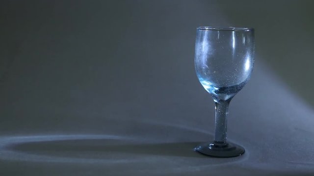 Wei&szlig;wein wird in ein Glas gef&uuml;llt - Zeitlupe