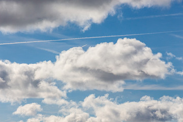Kondensstreifen teilt bewölkten Himmel