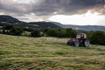 agricoltura trattore al lavoro 