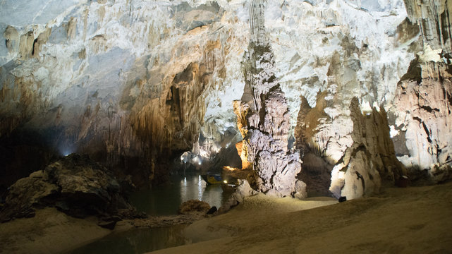 Phong Nha, Ke Bang cave, an amazing, wonderful cavern at Bo Trach, Quang Binh, Vietnam, is world heritage of Viet Nam, traveller visit by boat on water, wonderful place for travel - Imagen