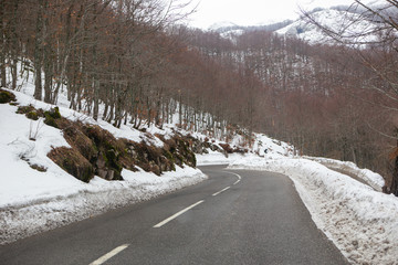 Fototapeta na wymiar Winter road in the mountains
