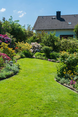 Garten mit Rasenfläche im Hochformat
