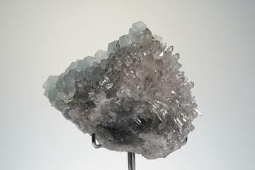 Fluorit, Hellgrün, Gruppe auf Quarzkristalle, China, Mineral, Edelstein