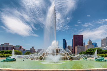 Buckingham fountain and  Chicago Downtown in Grant Park, Chicago, Illinois  - obrazy, fototapety, plakaty