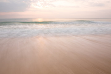 Obraz premium long exposure motion blur wave and morning sunrise in Chaweng beach in Samui island, Thailand
