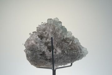 Fluorit, Hellgrün, Gruppe auf Quarzkristalle, China, Mineral, Edelstein