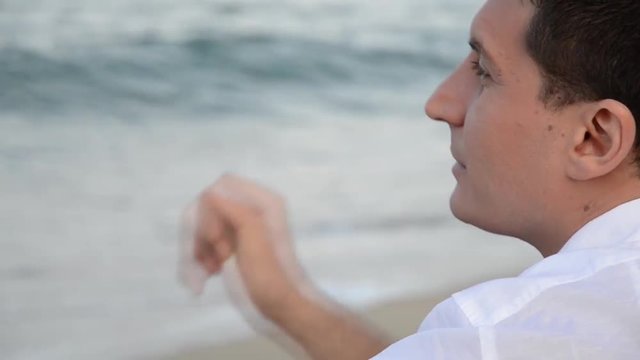 ragazzo pensieroso guarda il mare