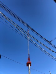 青空電線クレーン