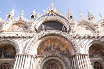 Fototapeta na wymiar Fragmentary photo of the Basilica di San Mario. View from the street.