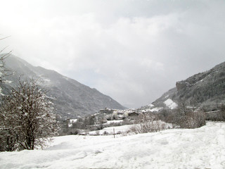 Paisaje invernal en Torla-Ordesa. Puerta al parque Nacional de Ordesa y Monte Perdido, lugar previligiado para disfrutar de estampas Navideñas y Invernales