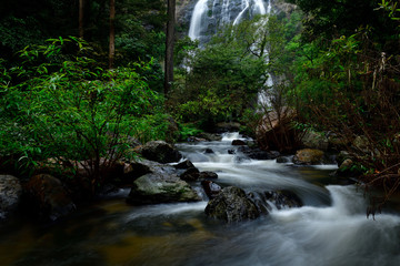 Obraz premium Beautiful great waterfall in tropical forest at Khlong Lan National park, Kamphaeng Phet, Thailand