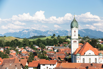 Kirche in Nesselwang, im Hintergrund die Allgäuer Alpen, Bayern, Deutschland.