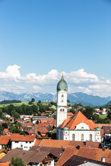 Kirche in Nesselwang, im Hintergrund die Allgäuer Alpen, Bayern, Deutschland.