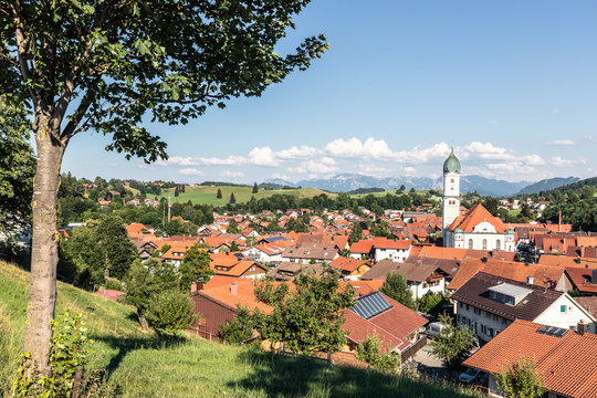 Kirche in Nesselwang, im Hintergrund die Allg&auml;uer Alpen, Bayern, Deutschland.