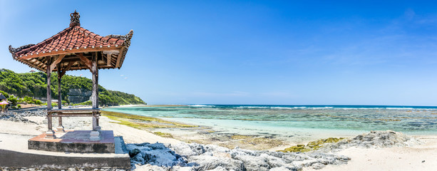 Traditional hut on balinese beach © Maciej Czekajewski