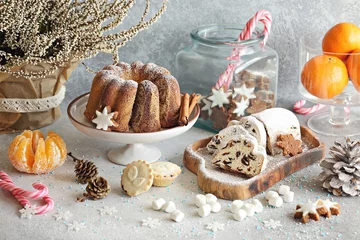Abwaschbare Fototapete Dessert Weihnachtsdesserttisch mit traditionellen Kuchen und Süßigkeiten