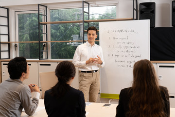 語学学校に通う男性と女性